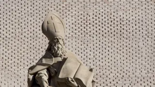 Estatua de San Valero en la fachada sur del Pilar / Foto: Jose Miguel Marco [[[HA ARCHIVO]]]