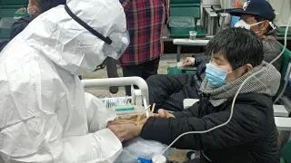 Una paciente se somete a las pruebas en un hospital de Wuhan, la ciudad donde se originó el virus.