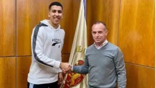 Jawad El Yamiq, al mediodía de este miércoles, 29 de enero, tras firmar su contrato con el Real Zaragoza en la sede del club en La Romareda.