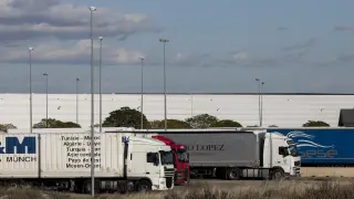 Varios camiones cargando mercancías en la Plataforma Logística de Zaragoza.