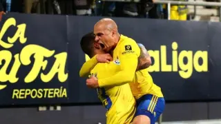 Jorge Pombo celebra un gol con un compañero en el Ramón de Carranza.