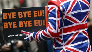 Un hombre, con un traje de la bandera británica, celebra el brexit este viernes en Londres.