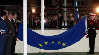 Un momento de la ceremonia en la que se ha arriado la bandera de la UE en Gibraltar.