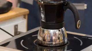 Preparando café en una cafetera italiana.