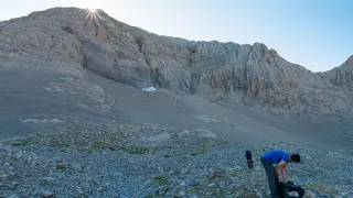 Dos científicos accediendo al glaciar rocoso de Cotiella.