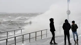 People walk in the harbour as storm "Sabine" hits coast of Dagebuell at the North Sea, Germany, February 9, 2020. REUTERS/Fabian Bimmer [[[REUTERS VOCENTO]]] GERMANY-WEATHER/SABINE