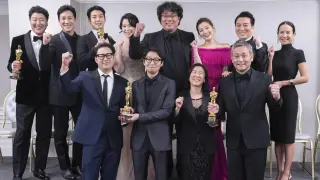 El director coreano Bong Joon-ho posa con todo el elenco de 'Parásitos' y los cuatro Óscars conseguidos.