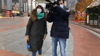 Mavi Doñate y Jaime García Castro en una de las calles más comerciales de Pekín, desierta por la crisis de coronavirus.
