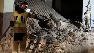 Los bomberos, con ayuda de un perro, descartaron que hubiera personas entre los escombros.