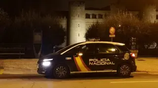Un coche de la Policía Nacional en el entorno de la Aljafería
