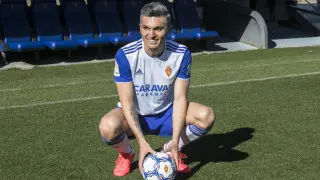 Dani Torres posa como nuevo jugador del Zaragoza.