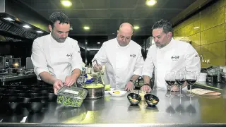 Juan Ramón Sau, Juan Carlos Hernández e Iván Acedo, en plena elaboración de los platos