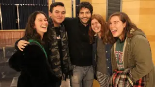 Mario Bosquet y Pilar María Lanzuela junto a David Guapo y otros amigos en el Auditorio de Zaragoza.