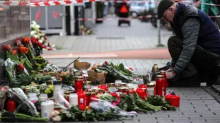 Velas y flores en uno de los lugares donde ocurrieron los tiroteos de Hanau.