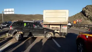 Estado en el ha quedado el vehículo, empotrado bajo el camión.