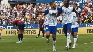 Luis Suárez celebra con Raphael Dwamena en tanto del ghanés ante el Extremadura en La Romareda en la 5ª jornada de liga (3-1 ganó el Real Zaragoza).