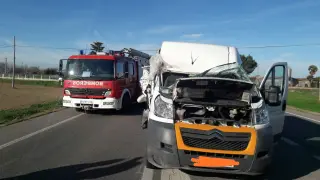 La furgoneta ha quedado seriamente dañada tras la colisión con el tractor.