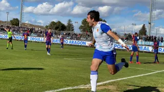 Iván Azón celebrando su primer gol del partido ante el Barcelona.