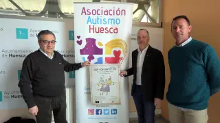 El presidente de la asociación, con el concejal de Fiestas y el jotero Roberto Ciria.
