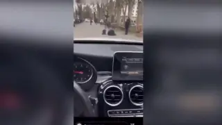 Una escena del vídeo del hombre conduciendo por la Castellana