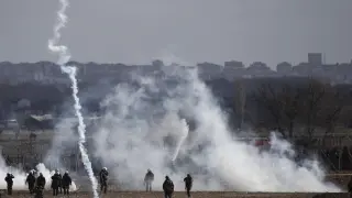 Cruce de gases lacrimógenos en el puesto fronterizo de Kastaniés