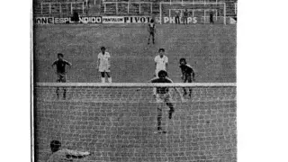 Foto de Juan G. Misis, de HERALDO DE ARAGÓN, en un Bernabéu vacío, con el gol de penalti de Pepe González al Valencia en la reanudación del partido suspendido tres días antes en Mestalla (Luis Casanova) en mayo de 1977.