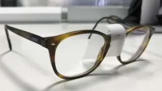 Las gafas deberán estar fijadas con cinta adhesiva desde el puente de la gafa a la frente.