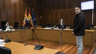 El acusado por el apuñalamiento a las puertas de La Casa del Loco, durante el juicio celebrado en la Audiencia de Zaragoza.