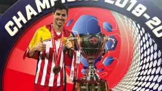 Edu García, sonriente, posa con el título de campeón de la Superliga india.