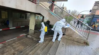 Militares de la UME limpian las escaleras de Urgencias del Hospital Miguel Servet esta mañana.