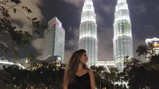 La zaragozana Silvia Enguita, frente a las Torres Petronas en Kuala Lumpur.