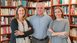 El especialista en Psiquiatría Vicente Ezquerro, con las psicólogas Adriana Marqueta y Paola Pérez