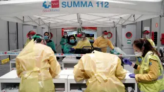 Pacientes con coronavirus llegan al hospital instalado en Ifema.