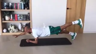 Mikel Rico realizando ejercicios de CORE en su casa.
