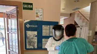 Varios profesionales sanitarios del Centro de Salud de Utebo con los trajes de protección que se han fabricado para protegerse del coronavirus.