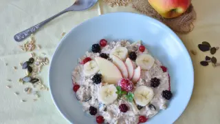 Los cereales, la fruta y los lácteos son esenciales en un desayuno saludable.