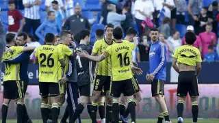Los jugadores zaragocistas celebran efusivamente la victoria por 0-1 en Málaga el día 8, último partido jugado por el Real Zaragoza.