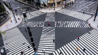 Una normalmente abarrotada intersección de calles en Tokio, prácticamente vacía.