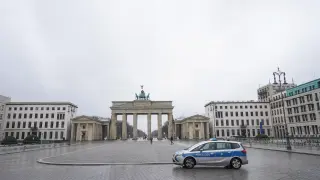 Un coche de la Policía alemana frente a la Puerta de Brandeburgo en Berlín.