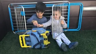 La paradoja de dos niños jugando a encerrarse durante el encierro.