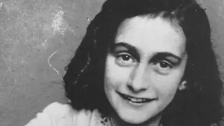 ** FILE ** This is an undated photo of Anne Frank from the Anne Frank Center, USA. Based on new theories, government historians said Thursday July 4, 2002 they are reopening the case file on Anne Frank to determine who betrayed the hiding place of the Dutch Jewish teenager to the Nazis. (AP Photo) [[[HA ARCHIVO]]]