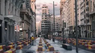 Fotomontaje de la Gran Vía de Madrid llena de ataúdes.