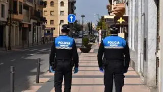 Agentes de la Policía Local de Monzón patrullando la localidad.