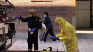 Dos soldados de la UME se preparan para desinfectar el centro de salud de La Almunia