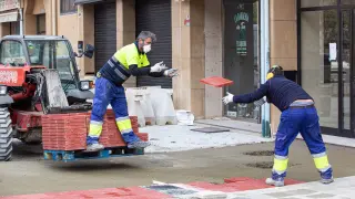 Dos trabajadores este martes en la ciudad de Logroño.