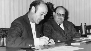 Alfonso Usón (dcha.), en el año 1969 durante el acto de la firma del contrato del entrenador del Real Zaragoza, César Rodríguez.