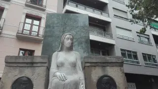 Las esculturas de las plazas de San Pedro Nolasco y San Felipe han aparecido con mascarillas.
