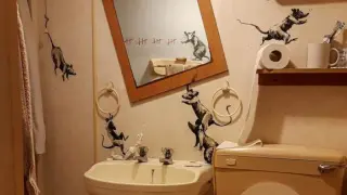 Obra de Banksy durante en su cuarto de baño sobre el coronavirus.