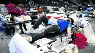 Dos jóvenes donan sangre en una extracción organizada por la Cruz Roja en Los Angeles.