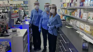 Un equipo de una farmacia con el equipamiento.